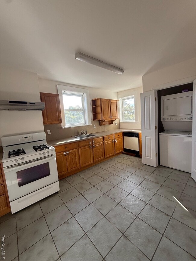 Building Photo - 837 White Plains Rd