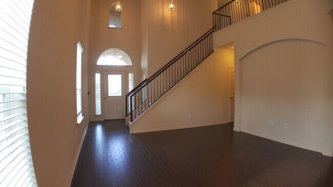 Foto del edificio - Incredible 3 Bed/2.5 Bath 2-Story home in ...