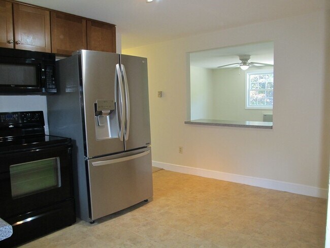 Building Photo - 221 Mansfield Ave