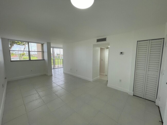 Beautiful 1/1 Apartment - 9401 SW 4th St
