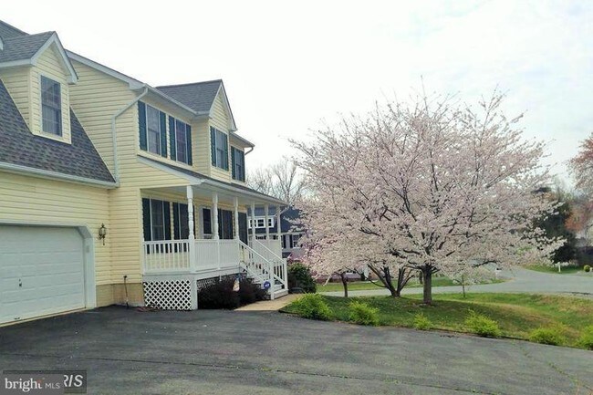 Building Photo - 10 Lockwood Dr