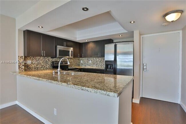 Foto del edificio - 600 NE 36th St