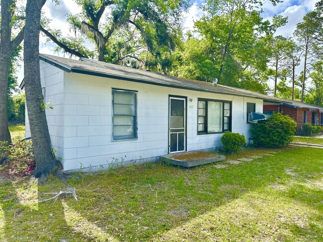 Building Photo - 825 Bethune St