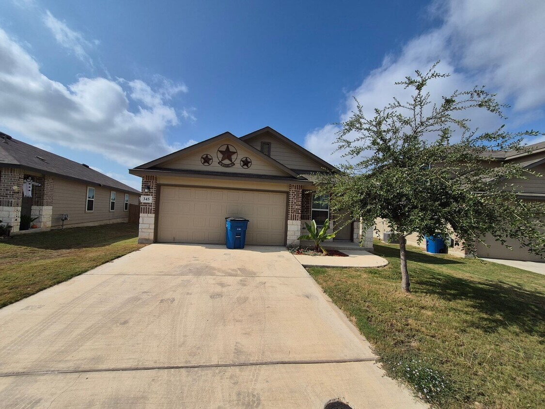 Photo - 345 Middle Green Loop, Floresville, TX. 78114