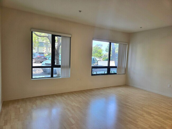 Foto del edificio - Beautiful 2Bd/2Ba In Cortez Hill With Grea...