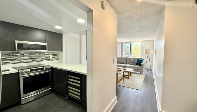 Foto del edificio - 16950 W Dixie Hwy