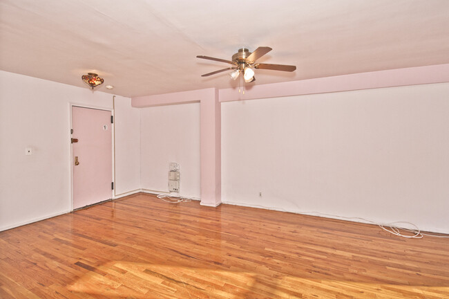 Entry foyer. - 30 E Hartsdale Ave