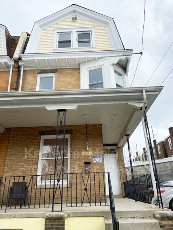 Building Photo - 1610 Dyre St