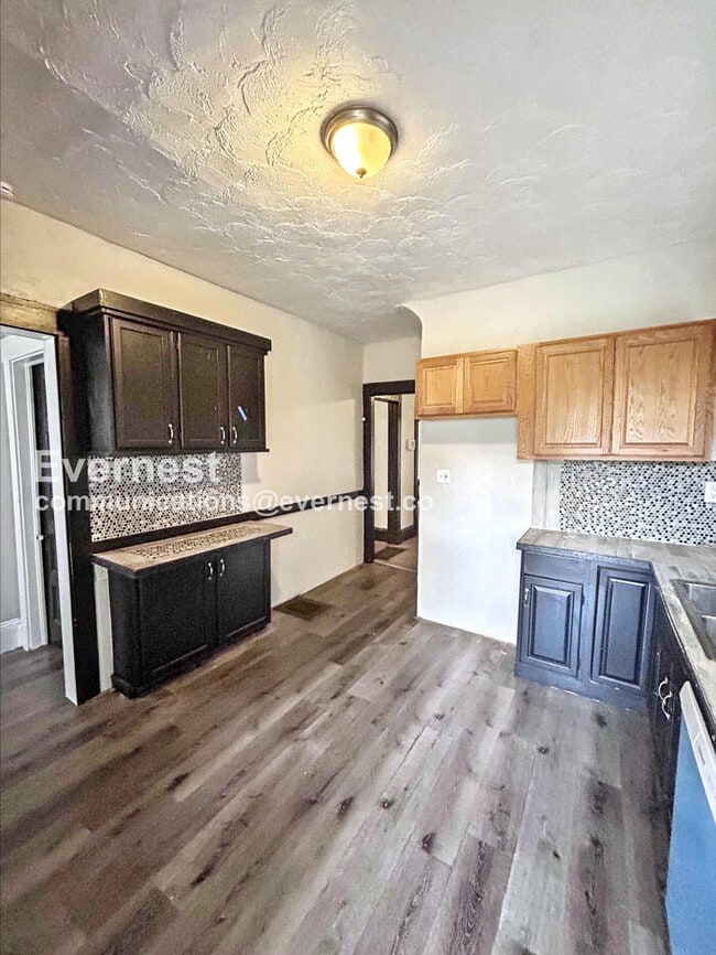 Building Photo - 10911 Hathaway Ave