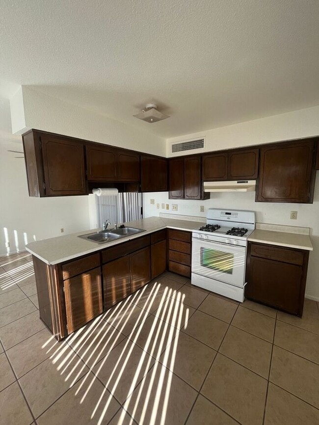 READY TO VIEW NOW! 3 Bedroom/ 2 Bath with ... - READY TO VIEW NOW! 3 Bedroom/ 2 Bath with ... House