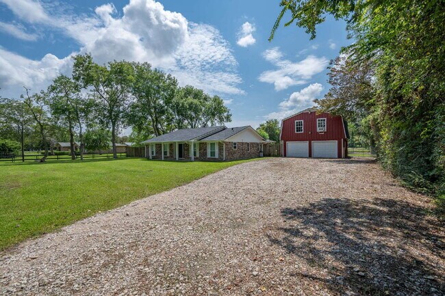 Foto del edificio - Rare Horse-Ready Property in Manvel
