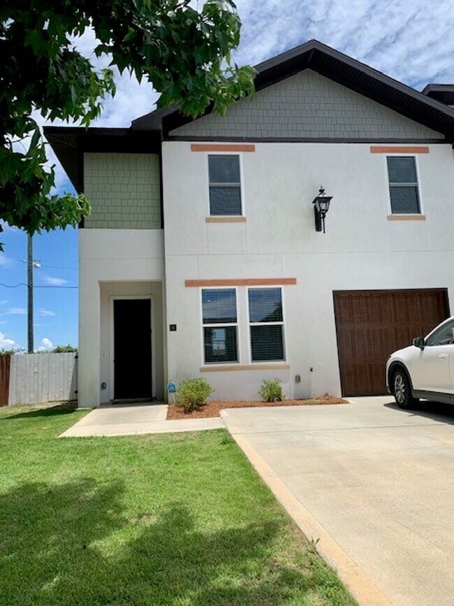 Building Photo - Upscale 3B/2.5B Destin Oaks Townhome