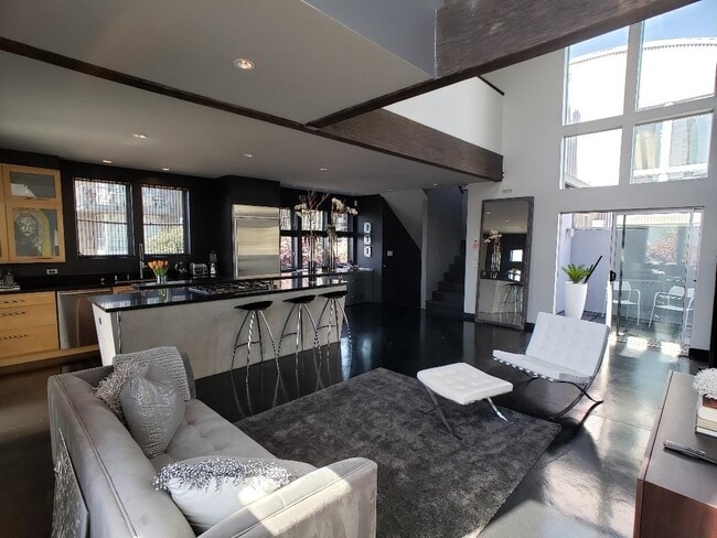 Building Photo - Professionally Designed Modern Loft In Oak...