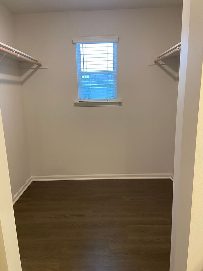 Foto del edificio - Modern Spring Hill Living | 3 Bed, 2.5 Bath Home with Loft, Open Floor Plan & Privacy Fence!