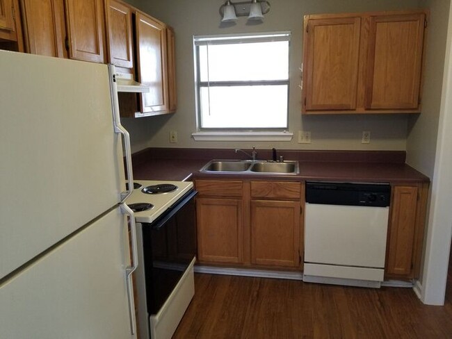 Foto del edificio - 2 BD, 1 1/2 BA, townhome in Sherwood