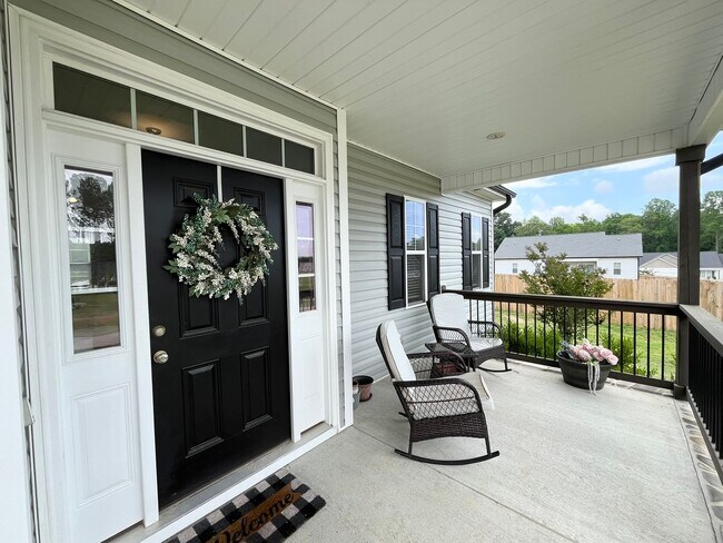 Foto del edificio - Private 4BR, 2.5BA Home with Modern Finishes, Back Deck and Large Yard, on a Nearly Half Acre Lot
