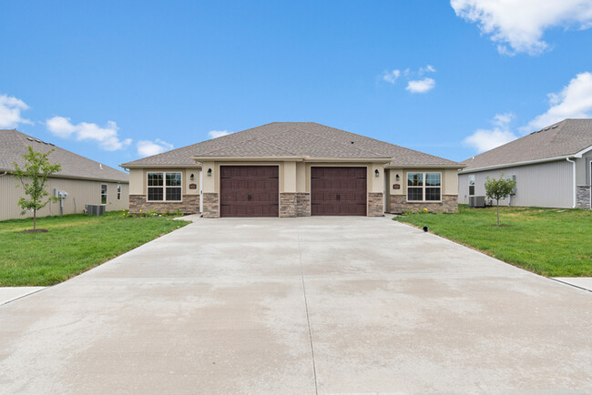 Building Photo - Eagle Ridge Townhomes - Ranch-Style 3 Bedr...