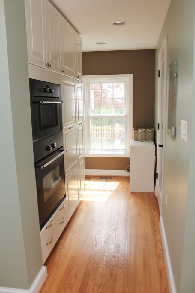 Foto del edificio - Charming 3BR Colonial with Fully Fenced Yard, Available Now