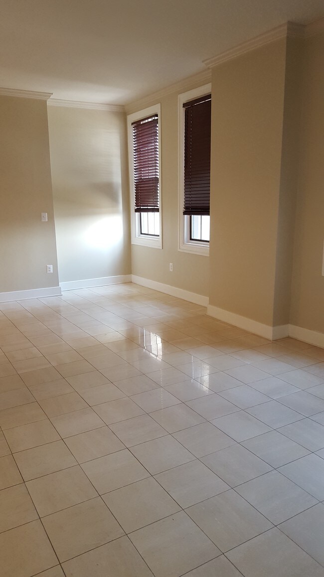 Building Photo - 1 E Chase St