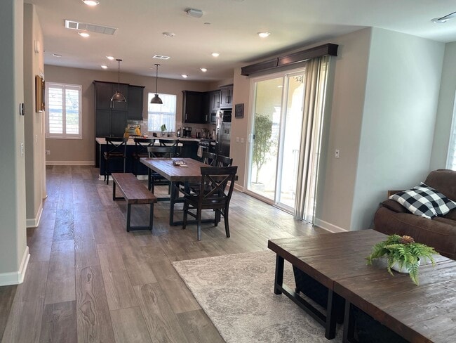 Building Photo - Gorgeous highly upgraded townhome in the b...