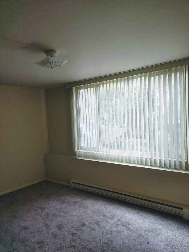 Building Photo - 2222 Gilman Dr W