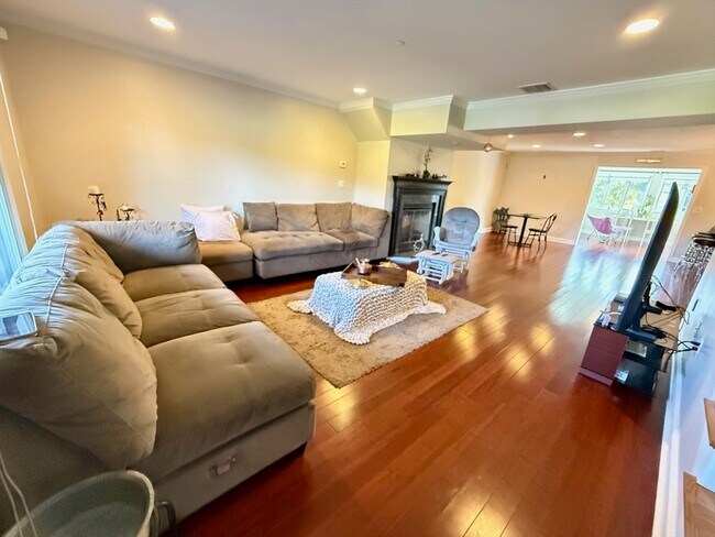 Foto del edificio - 218 Rangeway Rd