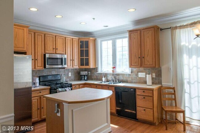 Foto del edificio - Beautiful 3 BR, 2 FB+2HB townhouse in King...