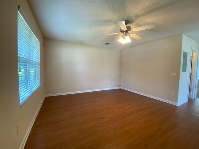 Building Photo - PRE-LEASING FOR AUGUST 2025- FENCED IN YARD!
