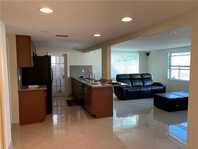 Foto del edificio - 6031 Maplewood Dr