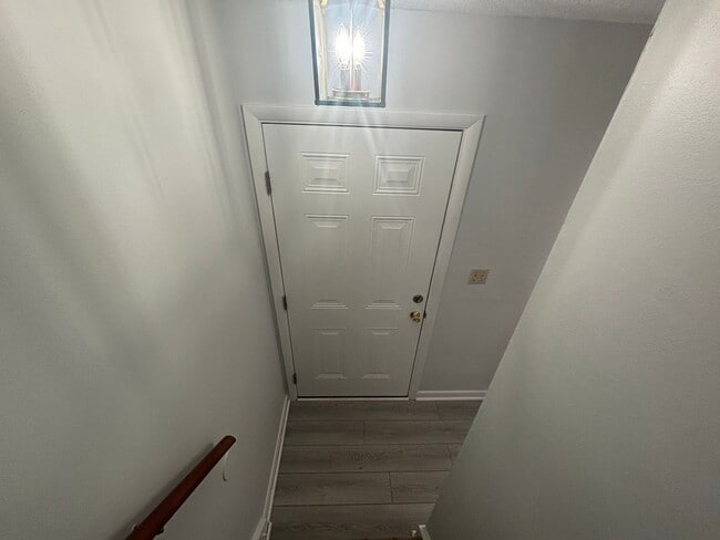 Building Photo - Charming 3 Bedroom 1.5 Bathroom Newport Ne...