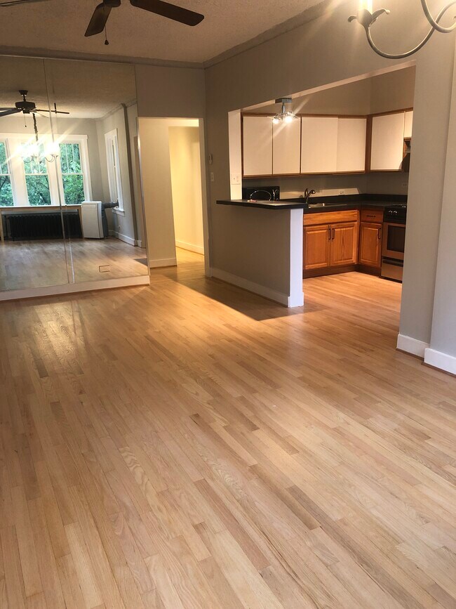 Living/dining/kitchen - 647 W Sheridan Rd