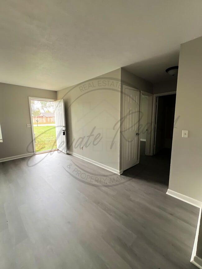 Building Photo - On Special: Two Bedroom Ranch Duplex in No...