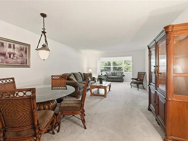 Foto del edificio - 101 Forest Lakes Blvd