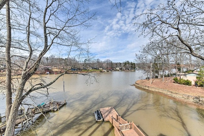 Foto del edificio - 710 Lake Drive 9