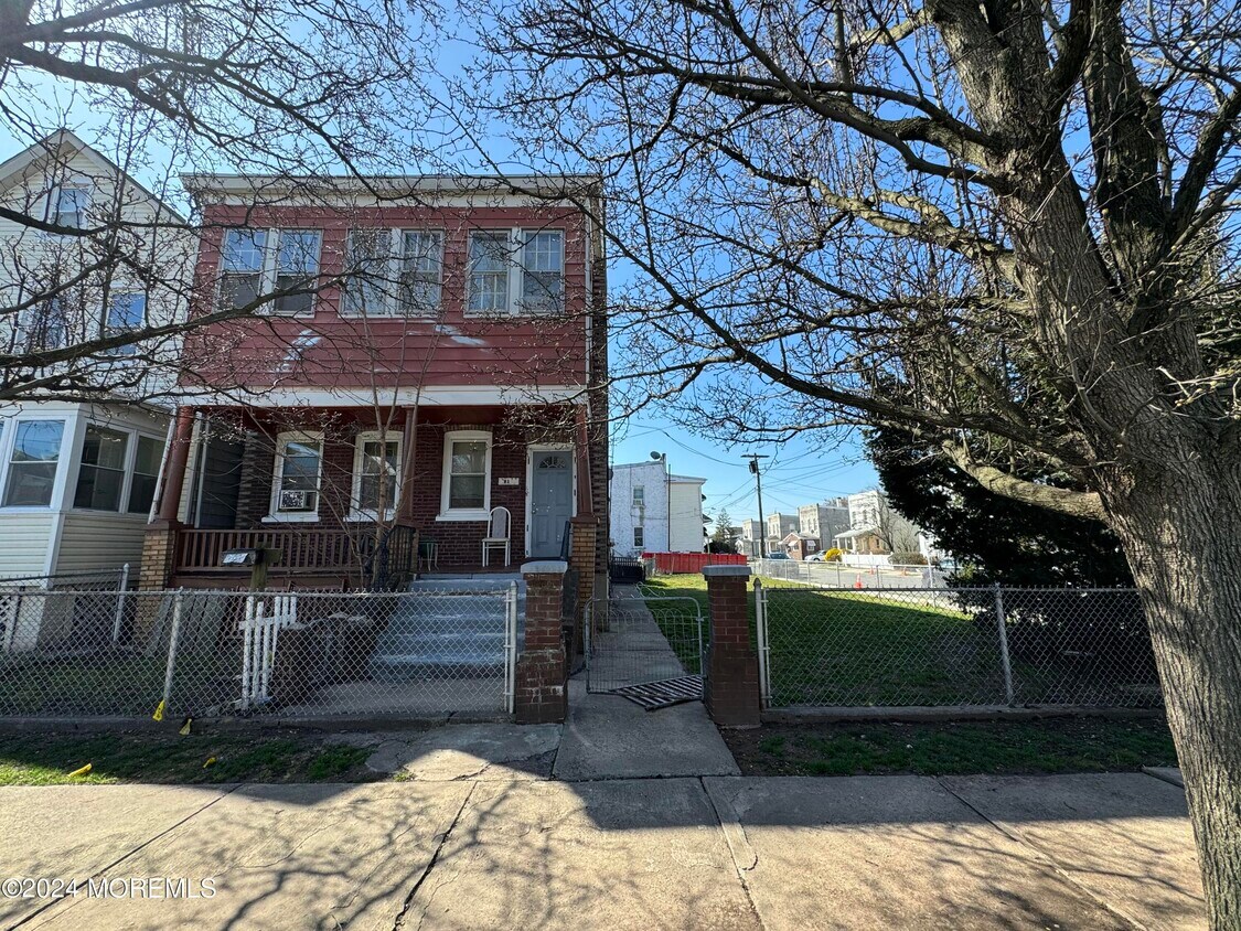 Primary Photo - 81 Pulaski Ave