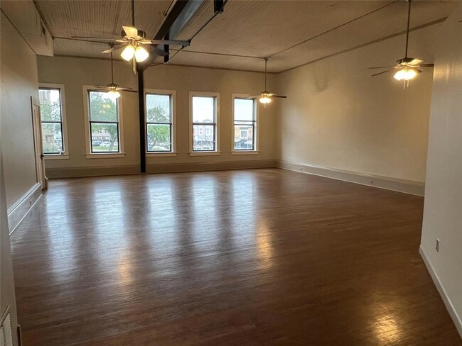 Building Photo - 105 W Hickory Street Unit A