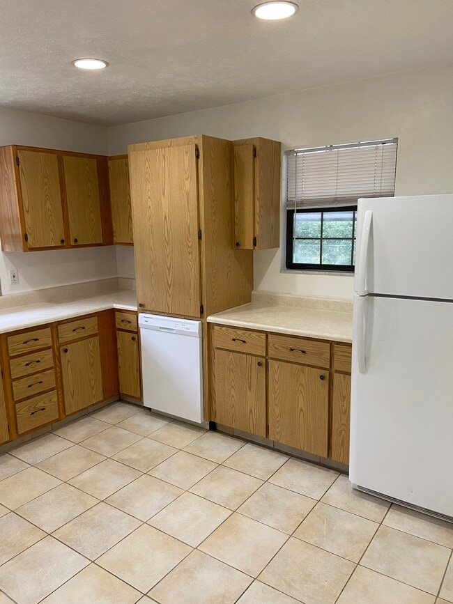 Kitchen - 5414 Lake Le Clare Rd