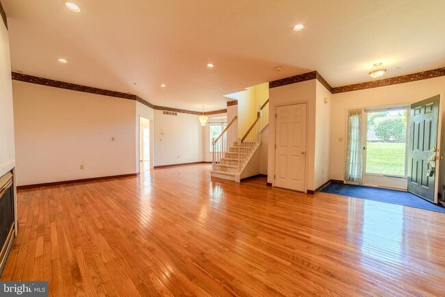 Building Photo - 651 Fawn Cir