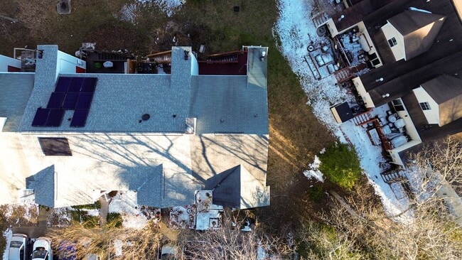 Building Photo - 3 Bedrooms, 2.5 Bathrooms Townhouse Rental