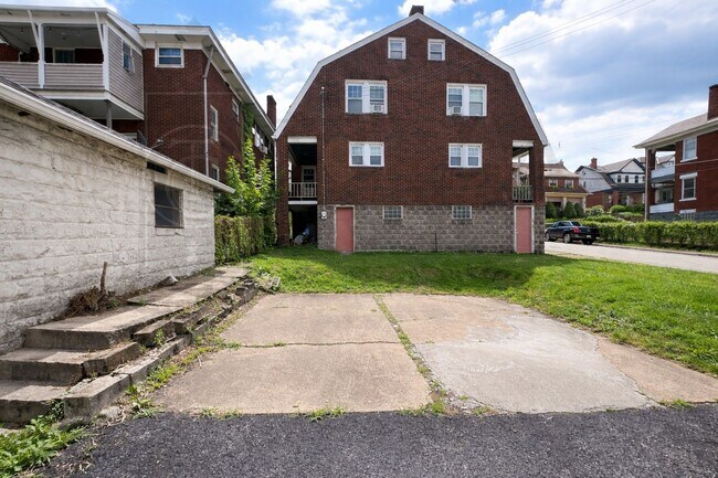 Foto del edificio - Avail Avail Aug 1st: A GEM in Dormont!  Spacious 3BR Twin Home, Parking, Charm, Walkability, Outd...