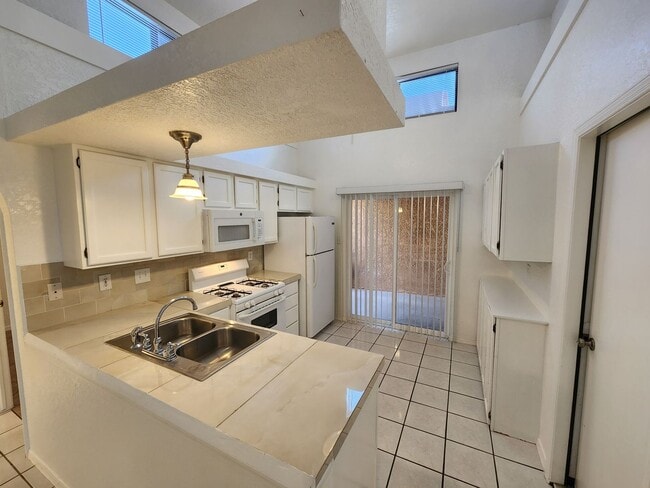 Building Photo - 2082 Pinecone Way
