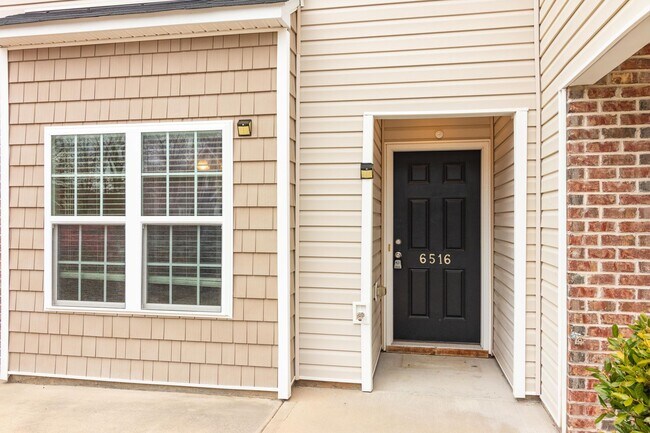 Building Photo - Updated 2BR/2.5BA Townhome