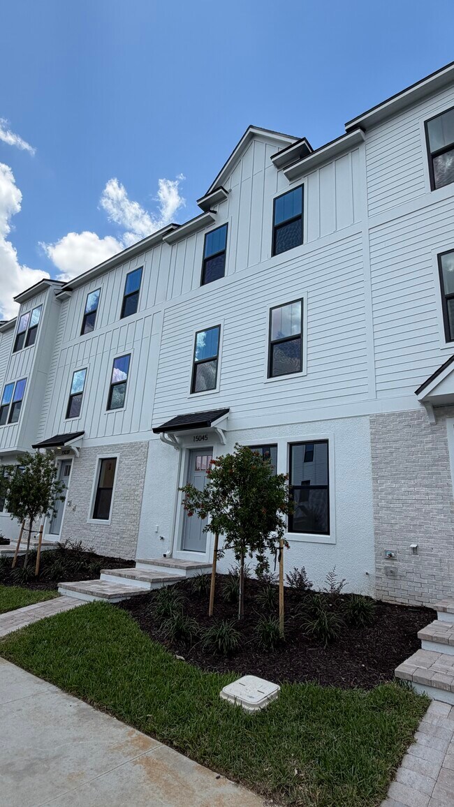 Foto del edificio - 15045 Groveside Rd