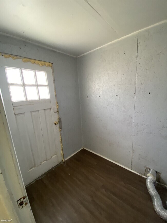 Building Photo - 2 br, 1 bath House - 207 South Locust Street