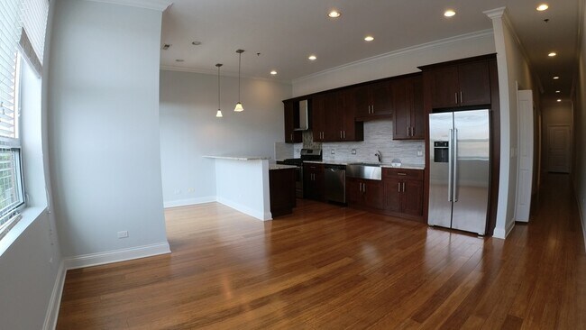 Building Photo - 1609 W Warren Blvd