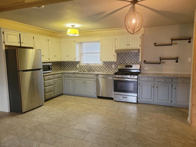 Building Photo - 4519 Versailles Dr