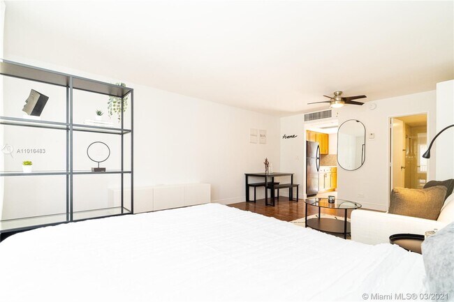 Foto del edificio - 2100 NE 33rd Ave