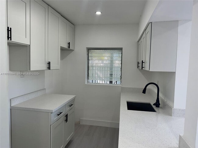 Building Photo - 1936 Normandy Dr