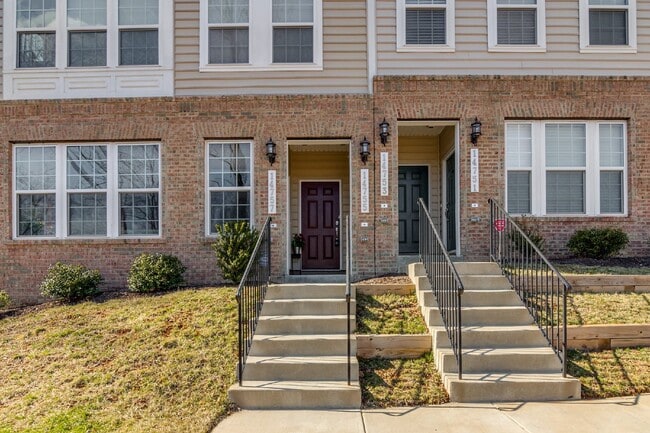 Building Photo - 3-bedroom, 2.5-bathroom condo with a great open-concept main level.
