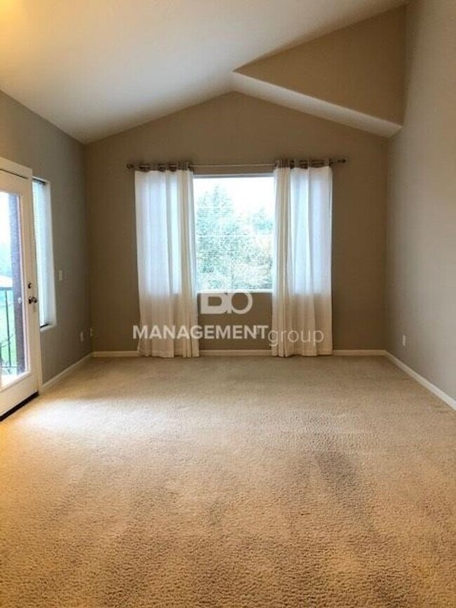 Foto del edificio - Light & Bright Timberland Condo in NW Portland MUST SEE!!! Garage Included